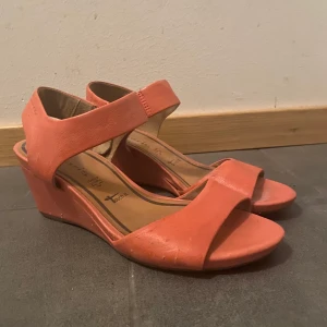 Rosa sommarskor 38 - Fina aprikosfärgade skor storlek 38