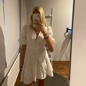 Adoore sicily dress - Supersnygg klänning från Adoore💞. Använd ett fåtal gånger. Perfekt till student/skolavslutning🤍. Ursprungspris: 1300kr. 