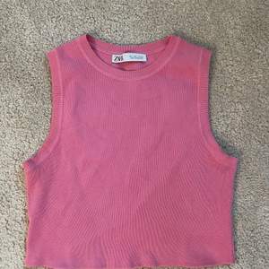  Säljer nu detta fina rosa linne Ifrån Zara, är ett ribbat tyg. Säljer detta linne då det ej kommer till användning, linnet är ifrån somras. Bara att höra av sig för mer bilder!💓