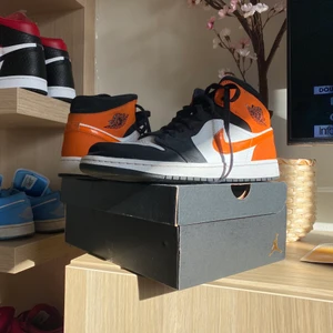 Jordan 1 Mid Shattered Backboard  - Nästan helt nya, använts 3 gånger. Storlek EU 43.