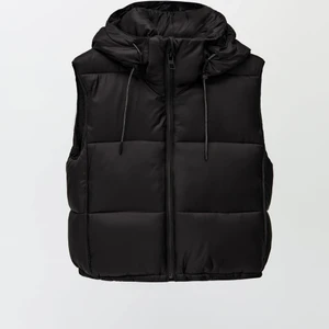 Väst - säljer denna supercoola västen från svara. Aldrig använd och lapparna sitter kvar🫶😊 Köparen står för frakt 