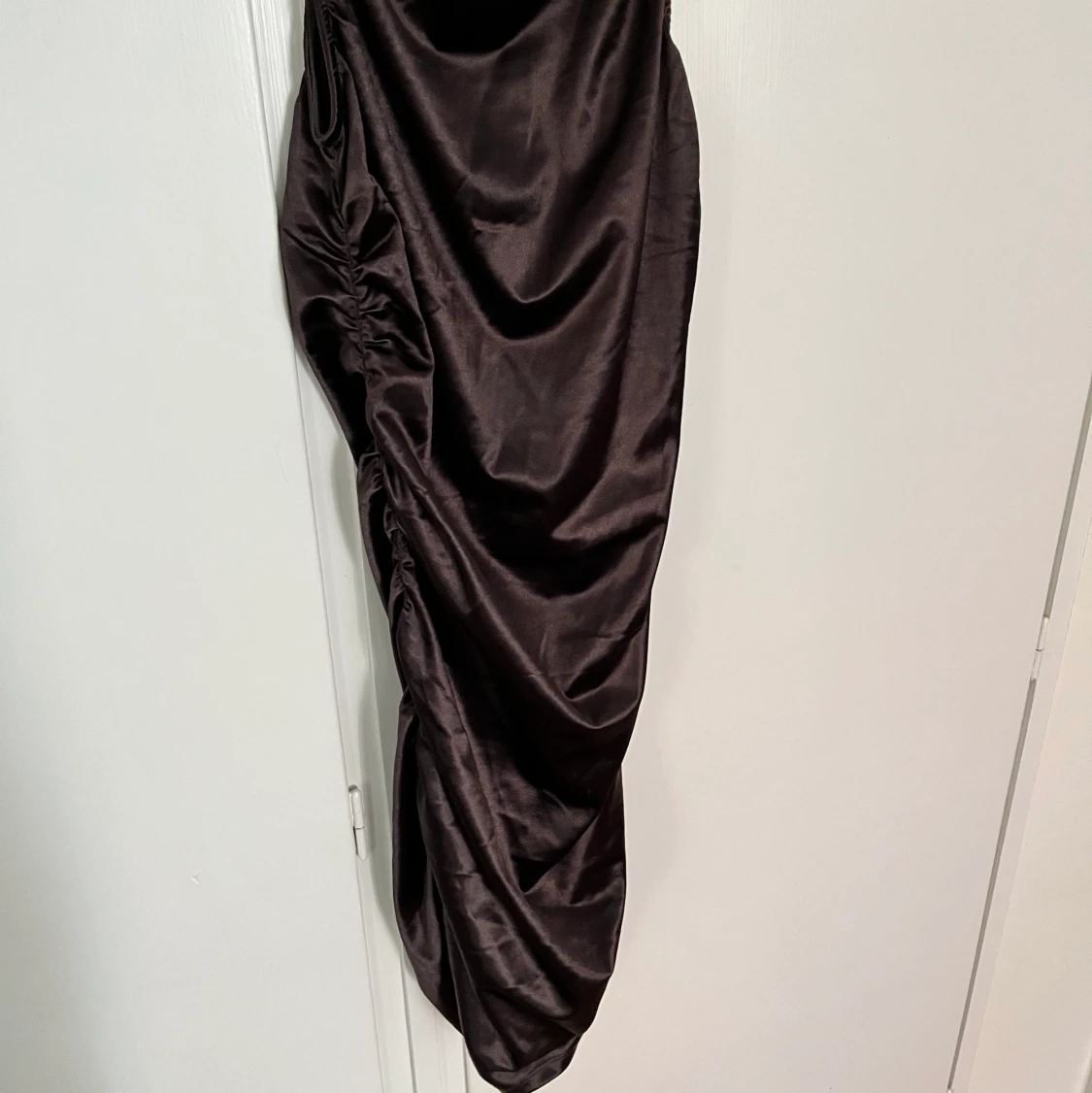 Brun ”scrunch” satin klänning - 90