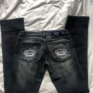 Lågmidjade Victoria Beckham jeans i waist 28. Urtvättad svart/ grå färg.  Innerbenslängd ca 83cm Midjemått ca 80cm Grenlängd ca 19cm  SÄNKT PRIS!