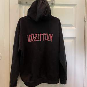Köpt 2020 på Led Zeppelins hemsida. Storlek XL men passar mer som L!