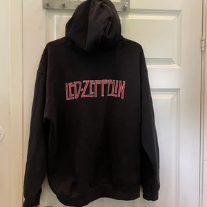 Led Zeppelin Zip Hoodie  - Köpt 2020 på Led Zeppelins hemsida. Storlek XL men passar mer som L!