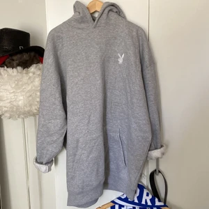Playboy  - Säljer denna oversized Playboy hoodie då den var alldeles för stor för mig så kommer aldrig till användning tyvärr. 