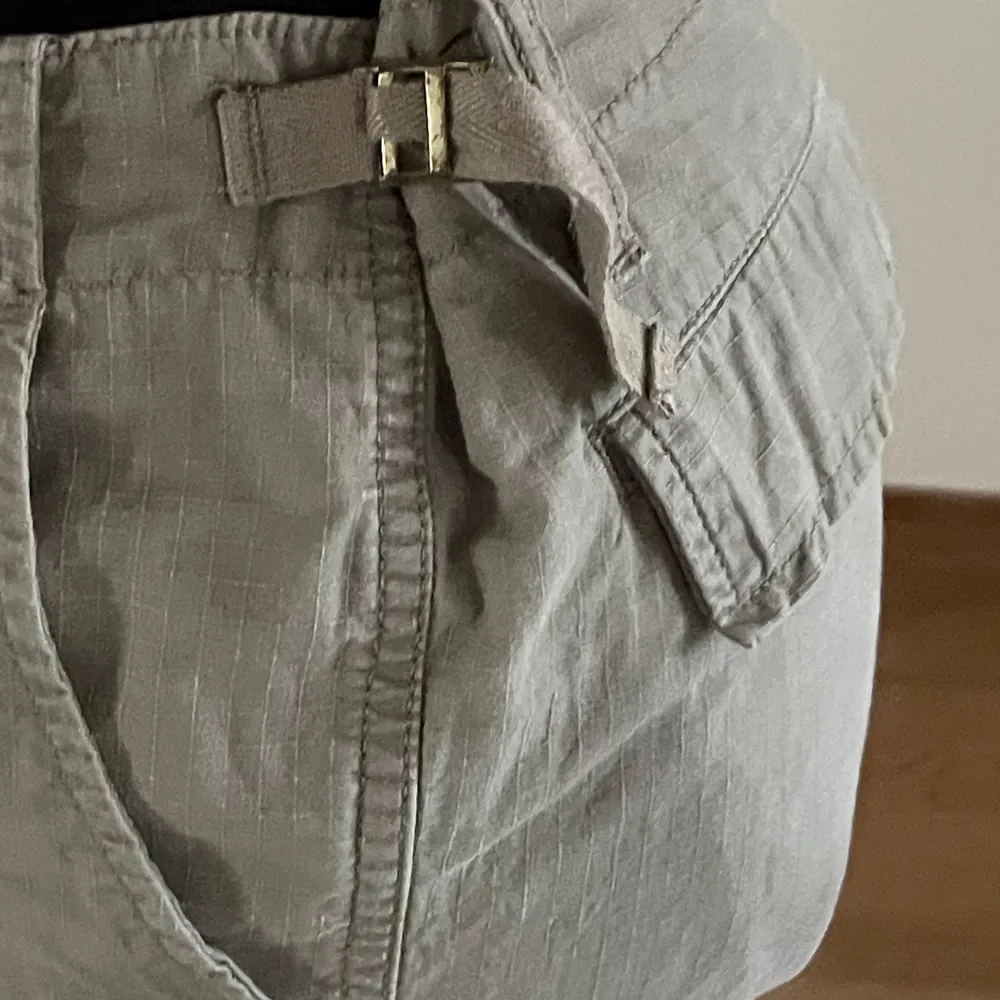 As fina ”cargopants” från carhartt, jag är en storlek 36 i byxor och dessa sitter lösare på mig. 🏴‍☠️🖤. Jeans & Byxor.