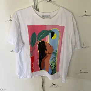 T-shorts med tryck - Vit T-shorts med fint tryck från Zara✨T-shirt är i storlek L men passar s/m också beror på hur overzised man vill ha den✨
