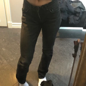 Svarta lågmidjade jeans - Svarta lågmidajde vintage jeans från eastwest, 