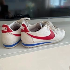 Nike Classic Cortez Premium sneakers strl 36 - Ett par nike sneakers som är använda några fåtal gånger. I bra skick och köpta för ca 1300 💕❤️ skriv privat om pris och fler bilder