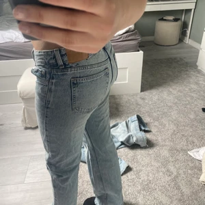 Weekday jeans storlek 32 - Säljer nu mina favvo jeans pågrund av att dom ej passar längre🥹 dom är lågmidjade i modellen arrow och de passar mig i längden och jag är 165 lång.