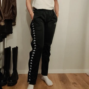 Kappa byxor - Säljer dessa pga aldrig använt! Storlek M och jag på bilden är 168cm lång! Snörning finns så midjan går att justera! Köparen betalar frakten