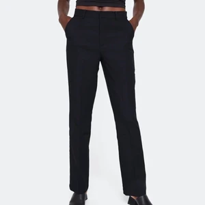 Kostymbyxor - Säljer mina fina kostymbyxor ifrån bikbok då jag köpte fel storlek, aldrig använd lappar finns kvar. Storlek 34 petite, nypris 399