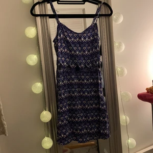 Hm klänning - Super skön sommarklänning i tunt men inte genomskinligt material. Dragkedja baktill. Har fina utklippta trianglar i midjan, över naveln. Justerbara axelband 