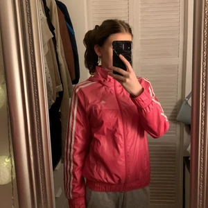 Adidas tracktröja - Bra skick, har ett vatten avstötande liknande material men med tyg på insidan. Har luva som man kan ta av med knappar. Två fickor.