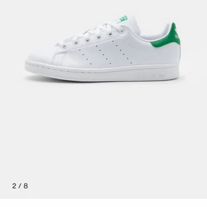 Stan smith - Nästan helt nya stan smith skor i stl 39 1/3. Endast använda enstaka gånger o säljes endast då jag tycker dom är lite för små för mig. Vita och i helt nytt skick, Egna bilder kan skickas vid intresse