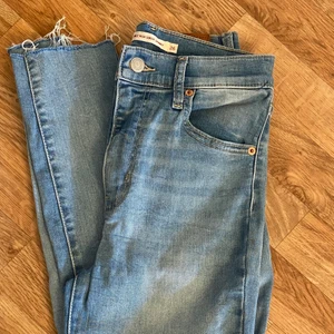 Jeans från levis - Jeans från Levis, Mile high super skinny  Köpt begagnat men fortfarande i överlag bra skick. Hittade en söm som lossnat på rumpan, kommer bild nedan. Material kommer i kommentaren.  Storlek: 26  Pris: 226kr