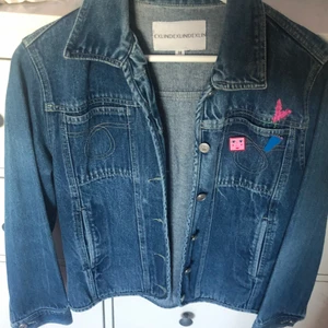 superfin jeansjacka - en jeansjacka från lindex, perfekt till sommaren, själv har jag broderat på blommorna men aldrig använt den, pinsen får du med!