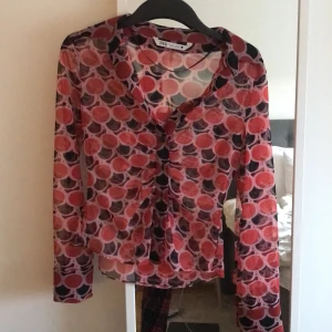 Topp - Skjorta (typ genomskinligk) från zara. Aldrig använd. 