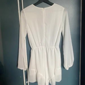 Dennis Maglic Jumpsuit - Jag säljer denna jumpsuit från Dennis Maglic. Superfin och finns inga större skavanker, förutom en fläck på insidan av dragkedjan på ryggen som inte syns. Skriv privat för mer information eller fler bilder. Bud mottags😊