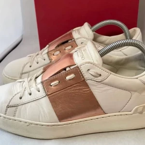 Valentino skor  - Köpta här på plick men va tyvärr för Små för mig. Billigare vid snabb affär