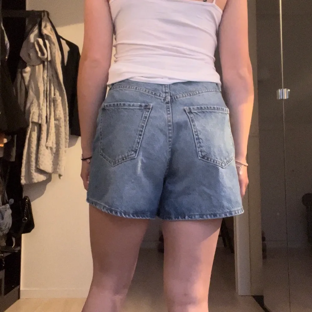 Ljusblåa jeansshorts från Zara. Säljer för att jag tycker de sitter lite stort på mig. Endast använda ett fåtal gånger så är som nya💞💞. Shorts.