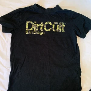 Dirtcult t shirt - Knappt använd tisha från dirtcult i storlek xs! Superbra skick💫