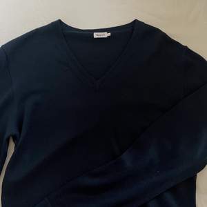 Väldigt enkel men fin marinblå tröja från Filippa K i strl S, får inte användning av den längre. Köptes för 550 kr men säljer för 290 kr. Pris kan diskuteras. Passar alla kön 💓