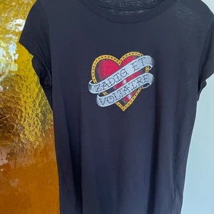 Zadig t-shirt - Super snygg och trendig Zadig t-shirt, köpt på NK för 950kr (dam modell) jätte bra skick (inga skador) buda från 650kr! Kan tänkta mig sänka lite om de blir en snabb affär 💕 