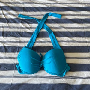 Blå bikini - Den är sparsamt använd  Köpt i Thailand och där är den i xxl men skulle säga att den är L kanske. Skriv gärna för fler frågor. 