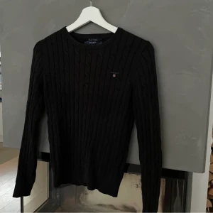 Gant - Säljer min kabelstickade tröja från Gant. Storlek xs men passar en s.  Skick 7/10 (Använd ett par gånger) Köparen står för frakten 🤍