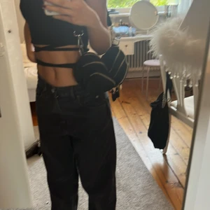 Svart väska  - En svart väska från ginatricot som knappt blivit använd. Hittar dock inte det långa bandet man fick till. 