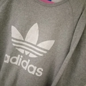 Adidas Originals tröja - En begagnad Adidas Originals är väl det snyggaste egentligen. Min kille rensar garderoben. Storlek XL