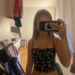 Linne - Super fint linne med blommor på, väldigt somrigt och mjukt material. Har använt en del men inte min stil längre. Super behagligt att ha på sig och väldigt gulligt. Köparen betalar för frakten 💕