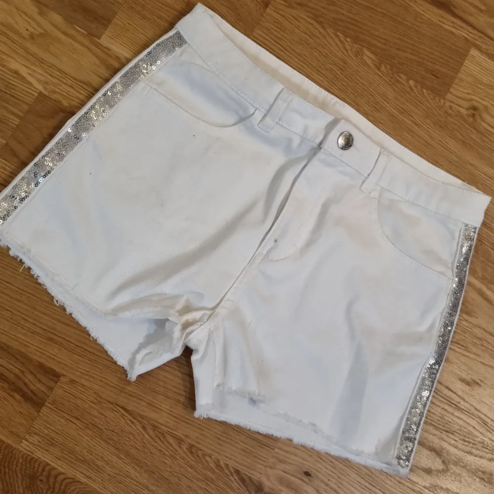 2 par jeans shorts  En vit och en svart  Storlek: 158/164cm . Shorts.