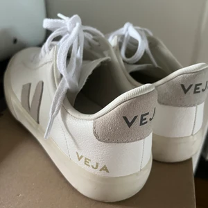 Veja Campo - OBS! Nytt pris pga många intresserade och eftersom dem är helt nya. Nypris 1400kr 💕Säljer mina Veja skor i strlk 39. Knappt använda har gått runt med dem lite ute för att testa dem. För små för mig. Kan mötas eller kund står för frakt 💕🦎