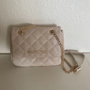Valentino väska  - Väska från Valentino. Sparsamt använd och i helt nyskick. Går att ha som crossbody väska och som axelrems väska. Två mindre fack i väskan. 