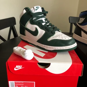 Nike Dunk Spartan Green - Nike dunk spartan green säljes, köpta från SNKRS. Använda ett fåtal gånger, 8/10 i skick. Storlek 42,5.