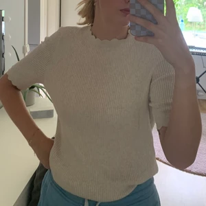Tröja - En fin ribbad tröja i beige färg. Lite tjockare och supermjuk!