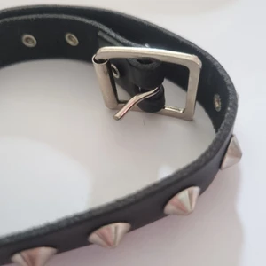 Choker halsband med nitar - Choker halsband med nitar.  Kan fraktas mot kostnad på 16kr extra.