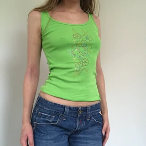 Grönt linne med rhinestones - Grönt linne med rhinestones. Väldigt bra skick!!🍀🌾🍀🌾🍀 färgen stämmer mest överens med först bilden. Frakt tillkommer🍓