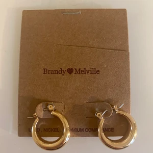 Brandy Melville  - Guldiga örhängen ringar från brandy. Helt oanvända, nypris 90kr