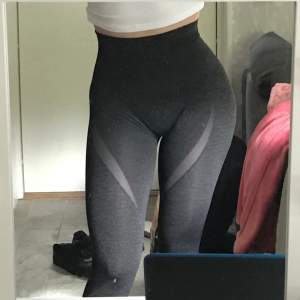 Fina Gymshark thights med booty contour i mörkgrå. Säljer pga att storleken ej passar. Oanvända. (Ej mina bilder) 💗
