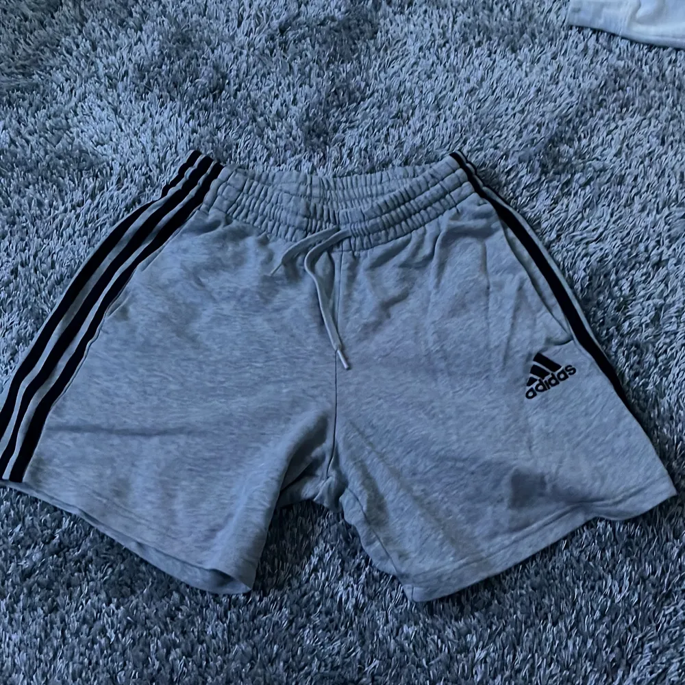 Säljer mina väl använda Adidas-shorts eftersom de är för små. Inga tecken på användning.. Shorts.