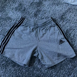 Adidas shorts - Säljer mina väl använda Adidas-shorts eftersom de är för små. Inga tecken på användning.