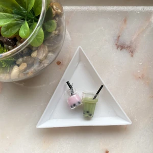 Berlocker boba! - Jättesöta boba berlocker! Har endast 2 kvar så passa på innan de är slut! Fina till smycken. 3 kr st!