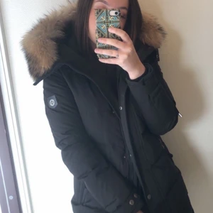 Hollies jacka storlek 38 - Säljer min vinterjacka från hollies, använd 1 vinter bara och är fortfarande jätte fin, storlek 38. Det är äkta päls och har även en svart äkta päls till den om man vill köpa till den eller byta till den svarta, skriv privat för fler bilder💗