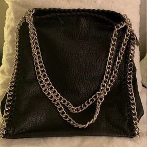 Tiamo väska - Jättefin tiamo väska i bra skick. Stora modellen, superfin till skolan! Skriv gärna vid intresse eller frågor💕 oseriös köpare, den finns kvar!