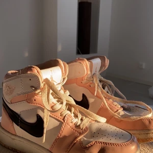 jordans !! 💞 - hejj !! just nu säljer jag ljus rosa sjukt fina jordans :), då det är i bra skick 9/10, använda max 3 gng. kontakta mig för mer info osv 💞 obss!! det är storlek 36, men passar 37-38 ✌🏽