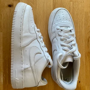 Nike Air Force 1  - Nike Air Force 1 i storlek 40 (ungdom) Mycket bra skick, mitt barn växte ur dem alldeles för snabbt. Djur- o rökfritt hem. Finns i Nacka. Kan mötas i Slussen. 
